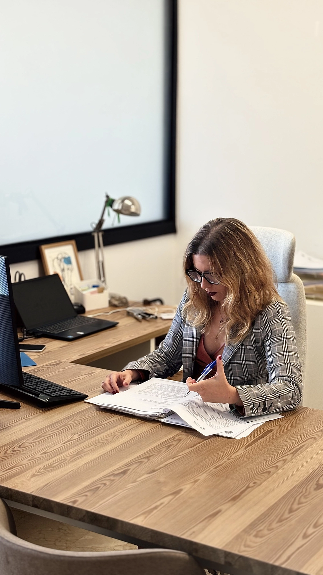 La abogada Carolina Coll revisando un juicio