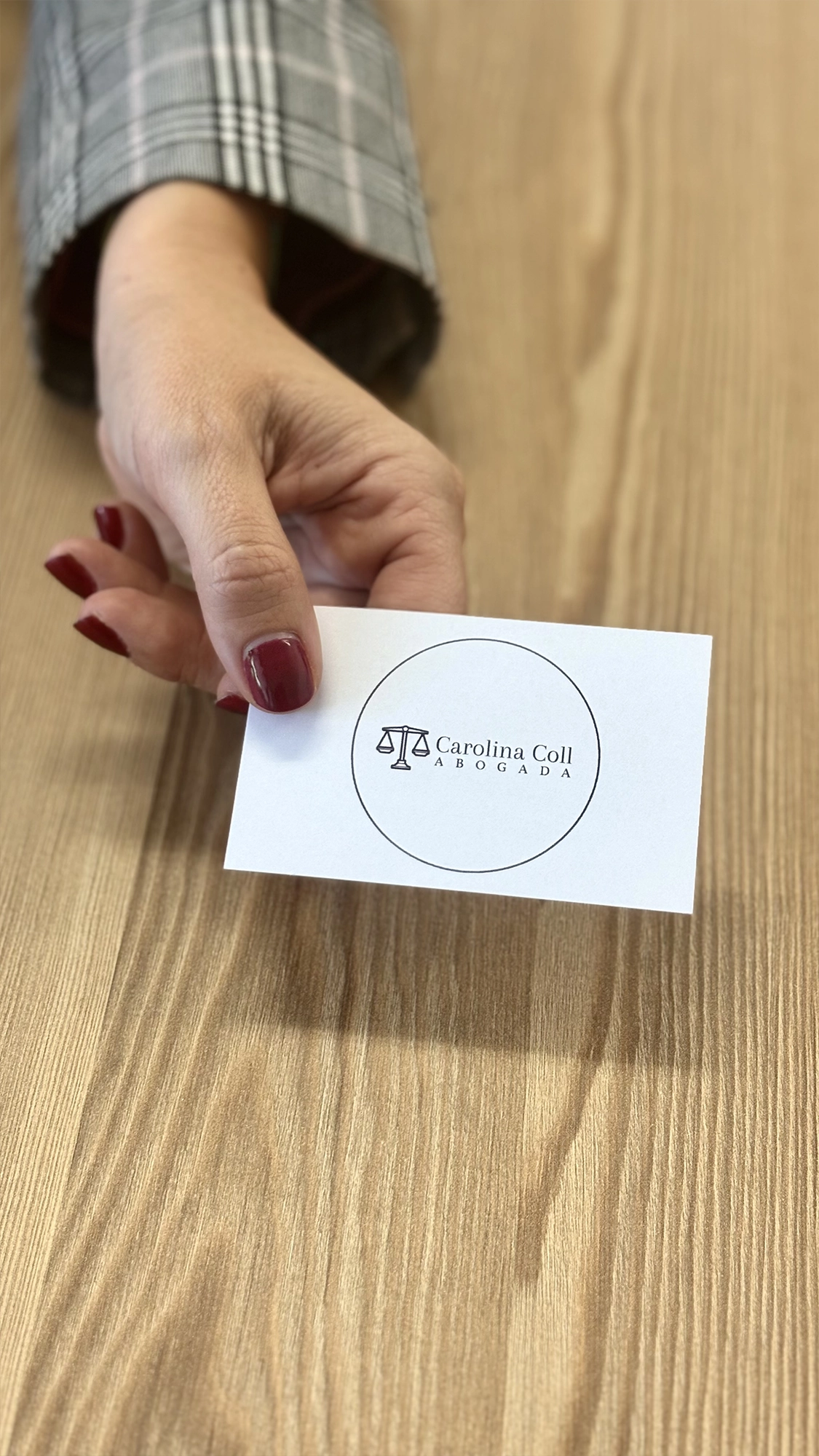 Tarjeta de visita con el texto Carolina Coll abogada